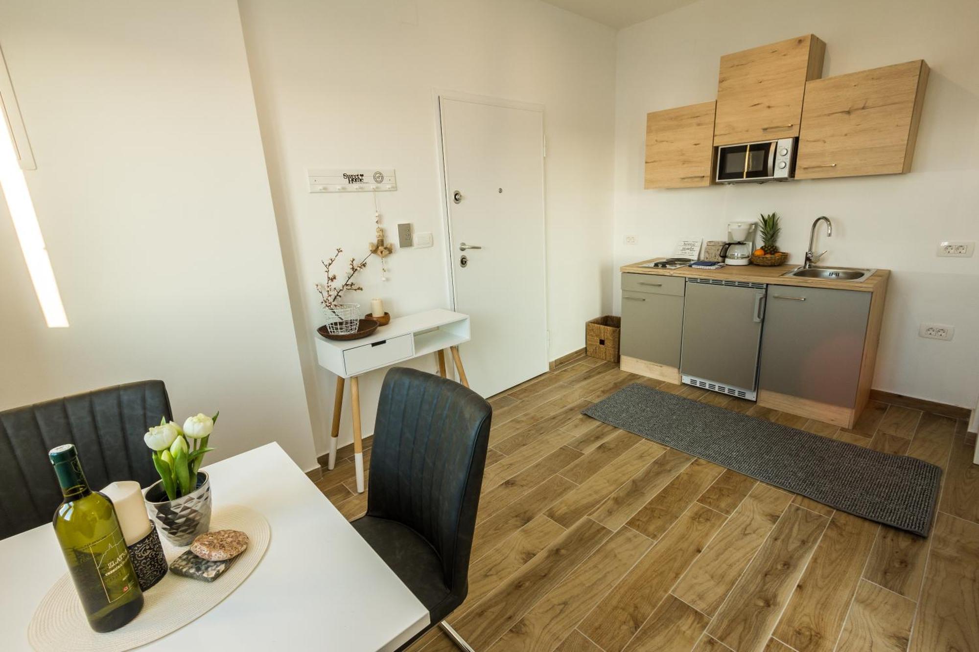 2Bfree Apartments Stinica Exterior photo